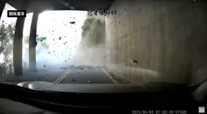 落石,太魯閣,黃牌重機,隧道,天祥所,花蓮,地震 ▲車主機警將車輛停在隧道內躲避,幸運躲過土石淹沒危機。(圖/翻攝記者爆料網)