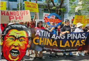 怒踩習近平肖像！菲國民眾馬尼拉示威 要「中國快滾」
