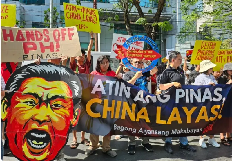▲菲律賓民眾上街對中國在南海的行徑表達不滿，公開撕毀中國國家主席習近平肖像。（圖／翻攝自@mongsterX）