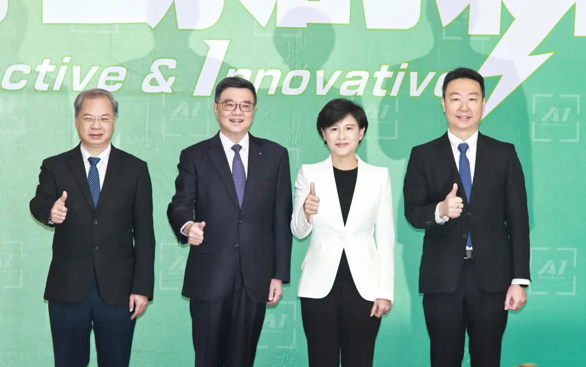 ▲卓榮泰會中與「行政院鐵三角」成員鄭麗君、龔明鑫一同上台。（圖／記者吳翊緁攝，2023.04.10）