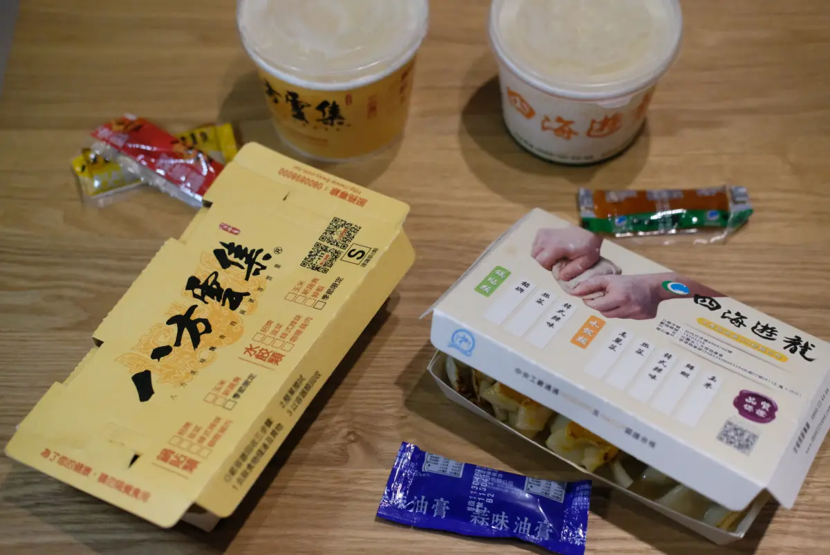 ▲八方雲集與四海遊龍為台灣兩大鍋貼品牌，記者外帶兩家的招牌鍋貼與玉米濃湯，實測試吃以6大細節來比較。（圖／記者葉盛耀攝）