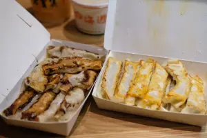左為八方雲集,底部煎到帶褐色,不若右邊四海遊龍那樣色澤均勻又漂亮。(圖/記者葉盛耀攝) ▲左為八方雲集,底部煎到帶褐色,不若右邊四海遊龍那樣色澤均勻又漂亮。(圖/記者葉盛耀攝)