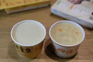玉米濃湯還未撈出,光從外觀來看,左邊八方雲集似乎沒什麼料,不像右邊四海遊龍的蛋花、玉米清晰可見。(圖/記者葉盛耀攝) ▲玉米濃湯還未撈出,光從外觀來看,左邊八方雲集似乎沒什麼料,不像右邊四海遊龍的蛋花、玉米清晰可見。(圖/記者葉盛耀攝)
