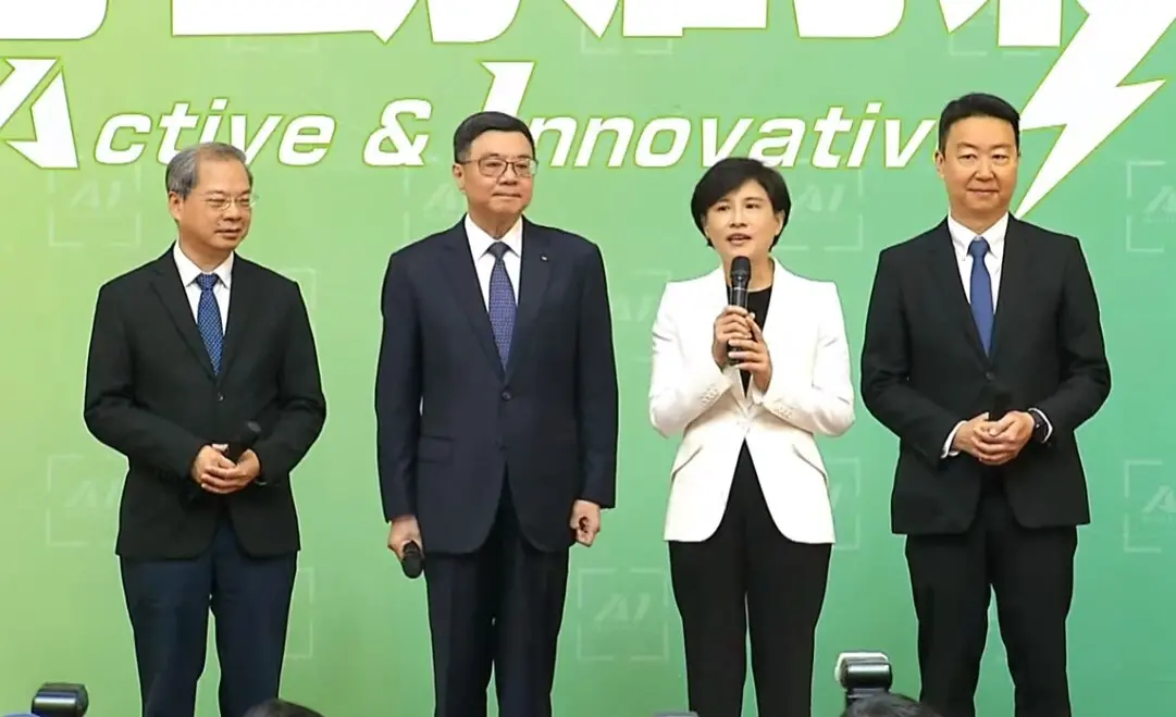 ▲鄭麗君(右二)表示，感謝卓榮泰邀請她加入未來的執政團隊，自己是在清明連假本來要出遊的時候，接到卓榮泰的電話。(翻攝直播畫面)