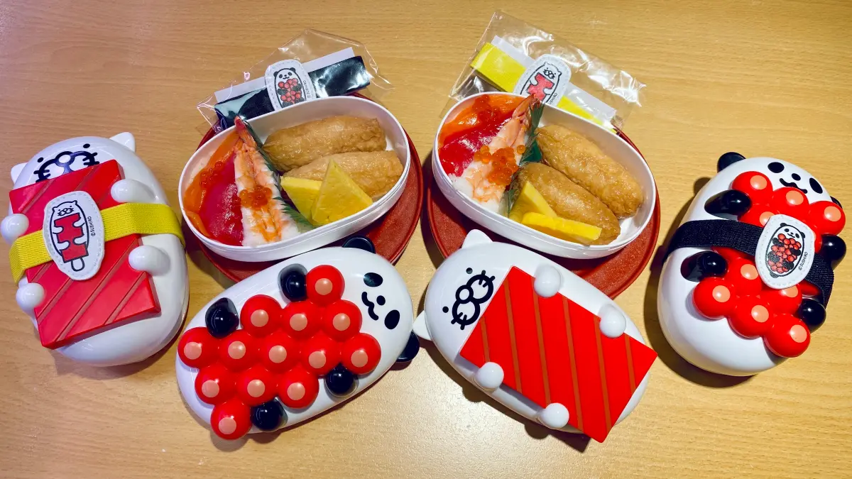 ▲開箱直擊壽司郎「迴轉台有熊貓」！鮪魚小萌獺、鮭魚卵熊貓「萌抱壽司」小便當，清明連假爆賣5000隻，萌翻饕客：「菜色不重要」便當盒我要。限量1萬個，目前賣出近7千且部分店鋪熊貓已完售。（圖／記者蕭涵云攝）