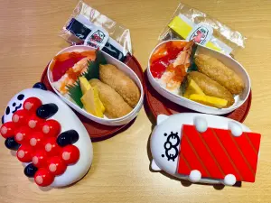 壽司郎「迴轉台有熊貓」!連假爆賣5000隻 萌翻饕客:菜色不重要 ▲便當菜色裝有豆皮壽司、玉子燒、鮮蝦、鮪魚、鮭魚、鮭魚卵。(圖/記者蕭涵云攝)