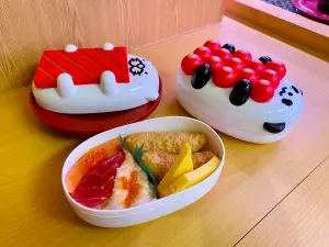 壽司郎「迴轉台有熊貓」!連假爆賣5000隻 萌翻饕客:菜色不重要 ▲記者實測便當飯量不少,女生應該可吃個七八分飽。(圖/記者蕭涵云攝)