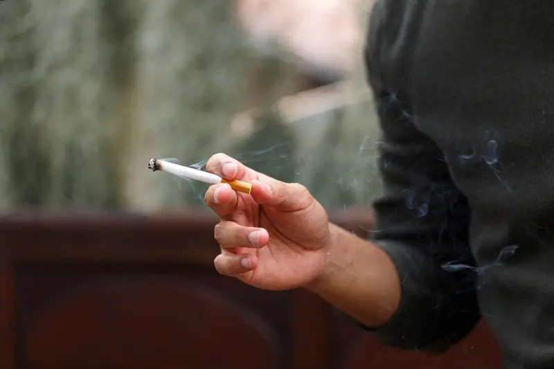 ▲俗話總說「沒有一根煙解決不了的事情」，但長期抽菸會讓身體暴露在各種風險之中。（圖／Shutterstock）