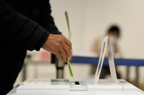 韓國小草？韓YouTuber投開票所偷裝攝影機　被逮後喊選委會造假
