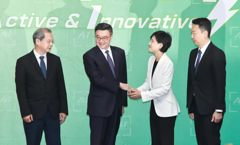 ▲卓榮泰宣布，鄭麗君擔任副閣揆。（圖／記者吳翊緁攝，2023.04.10）