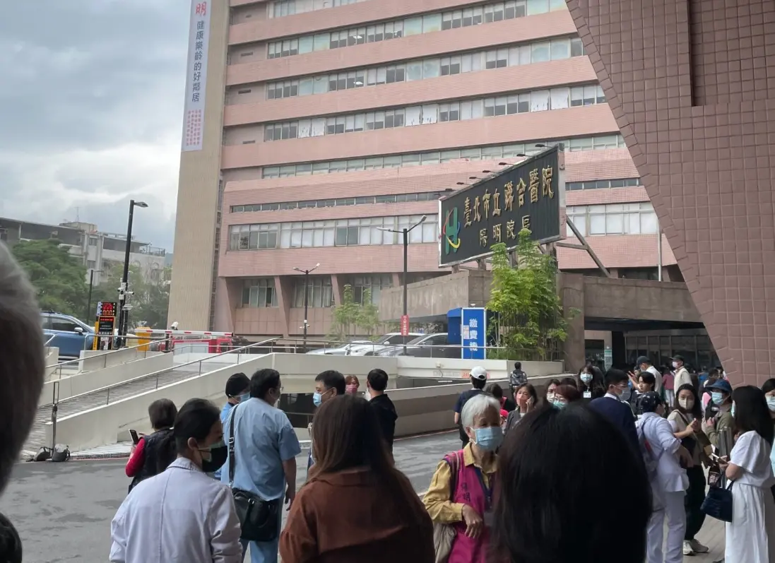 ▲北市士林區陽明醫院突傳出火警，濃濃黑煙竄出，醫護人員、民眾慌張逃離。（圖／翻攝畫面）