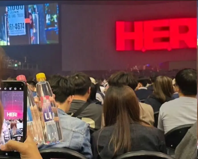 ▲原PO拍下一位女粉絲在IU演唱會上，頻頻揮舞兩瓶礦泉水。（圖／網友授權提供）