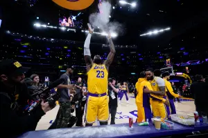 ▲洛杉磯湖人球星「詹皇」LeBron James在賽前臨時登錄，抱病上陣。（圖／美聯社／達志影像）