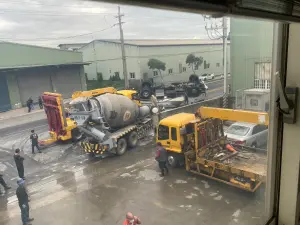 ▲今(10)日上午桃園市觀音工業區發生一起嚴重車禍。(圖/翻攝畫面) ▲今(10)日上午桃園市觀音工業區發生一起嚴重車禍。(圖/翻攝畫面)