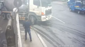 ▲水泥預拌車準備駛離工地準備右轉,下秒就慘遭另一輛直行的槽車高速衝撞。(圖/翻攝畫面) ▲水泥預拌車準備駛離工地準備右轉,下秒就慘遭另一輛直行的槽車高速衝撞。(圖/翻攝畫面)