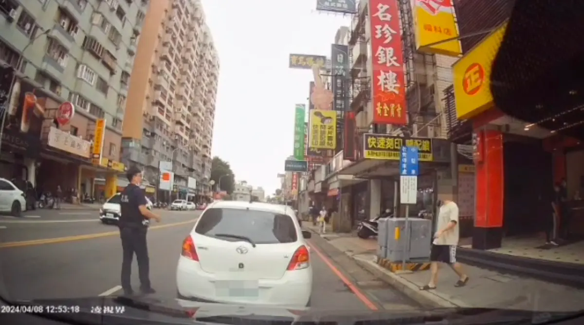▲台中市57歲張姓陸籍配偶8日載兒出門買午餐，將車輛違停在便當店門口，員警見狀鳴笛仍未駛離，依法開單告發。（圖／翻攝畫面）