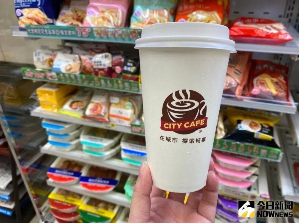 ▲超商咖啡因為價格便宜、隨處可買，成為上班族以及學生們的最愛，幾乎可以天天來上一杯。（圖/記者黃韻文攝）