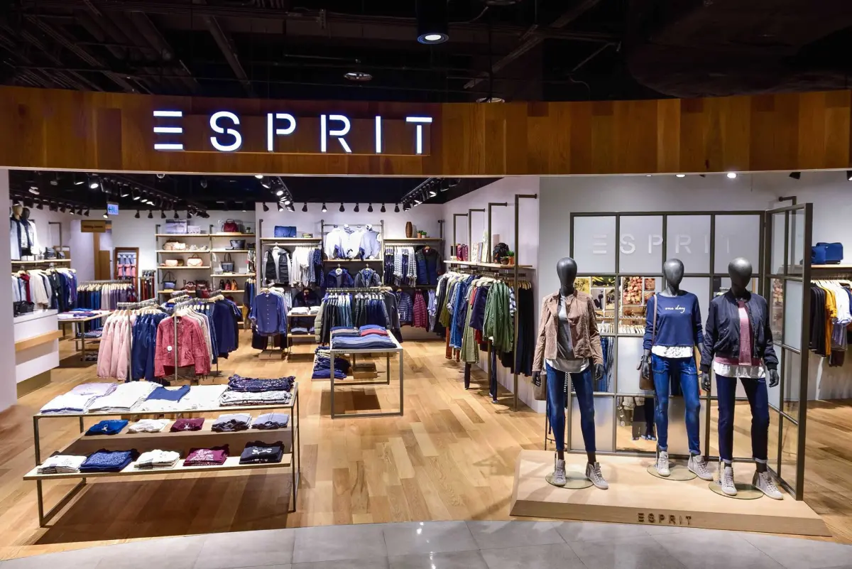 ▲香港潮牌ESPRIT昔經林青霞尪邢李㷧上市，暴賺900億登全球富豪榜。今零售商思捷環球瑞士及比利時子公司聲請破產；早因不敵ZARA等快時尚崛起及疫情打擊，2020年收光台灣門市。（圖／翻攝自ESPRIT FB）