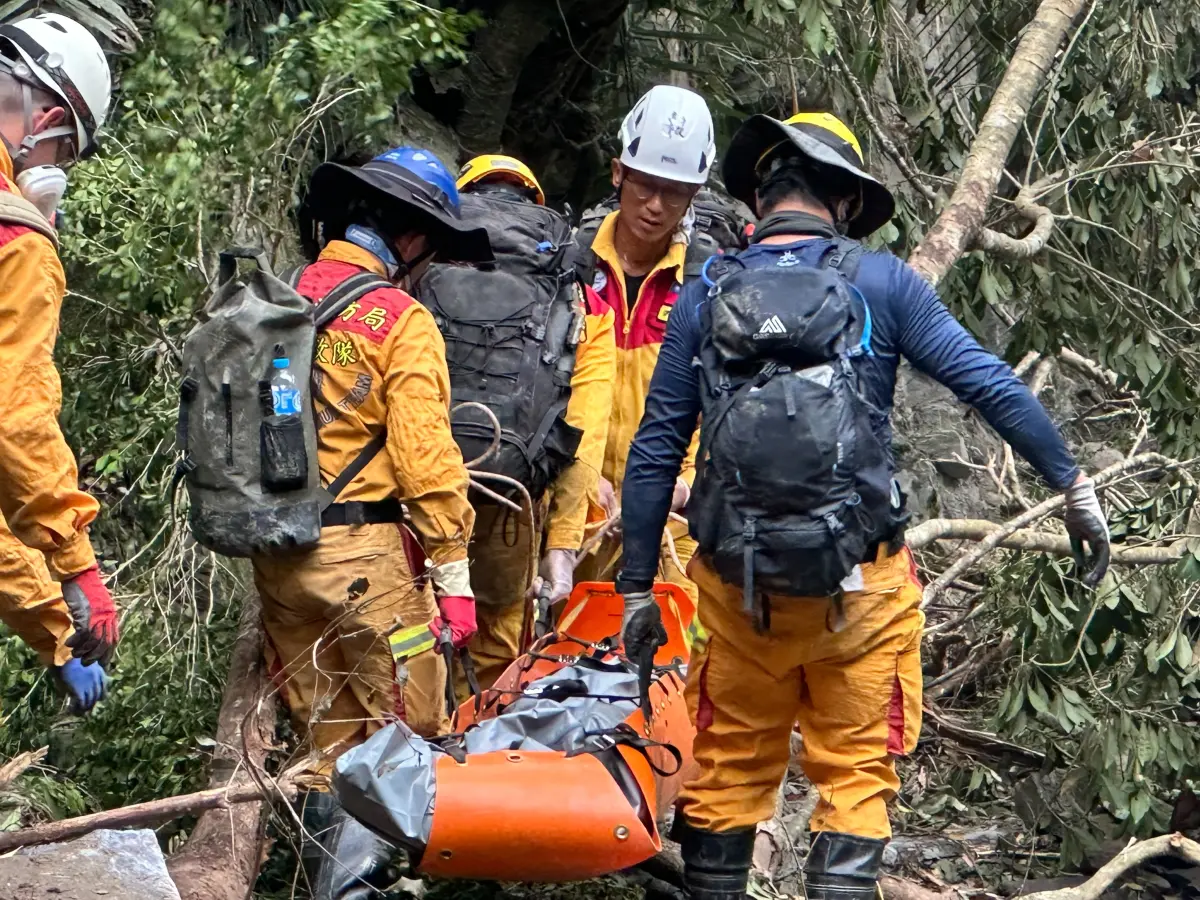 ▲受強震影響，花蓮地區出現大量落石，今天消防隊在砂卡礑步道0.5K處陸續尋獲2具遺體。（示意圖／花蓮縣府提供）