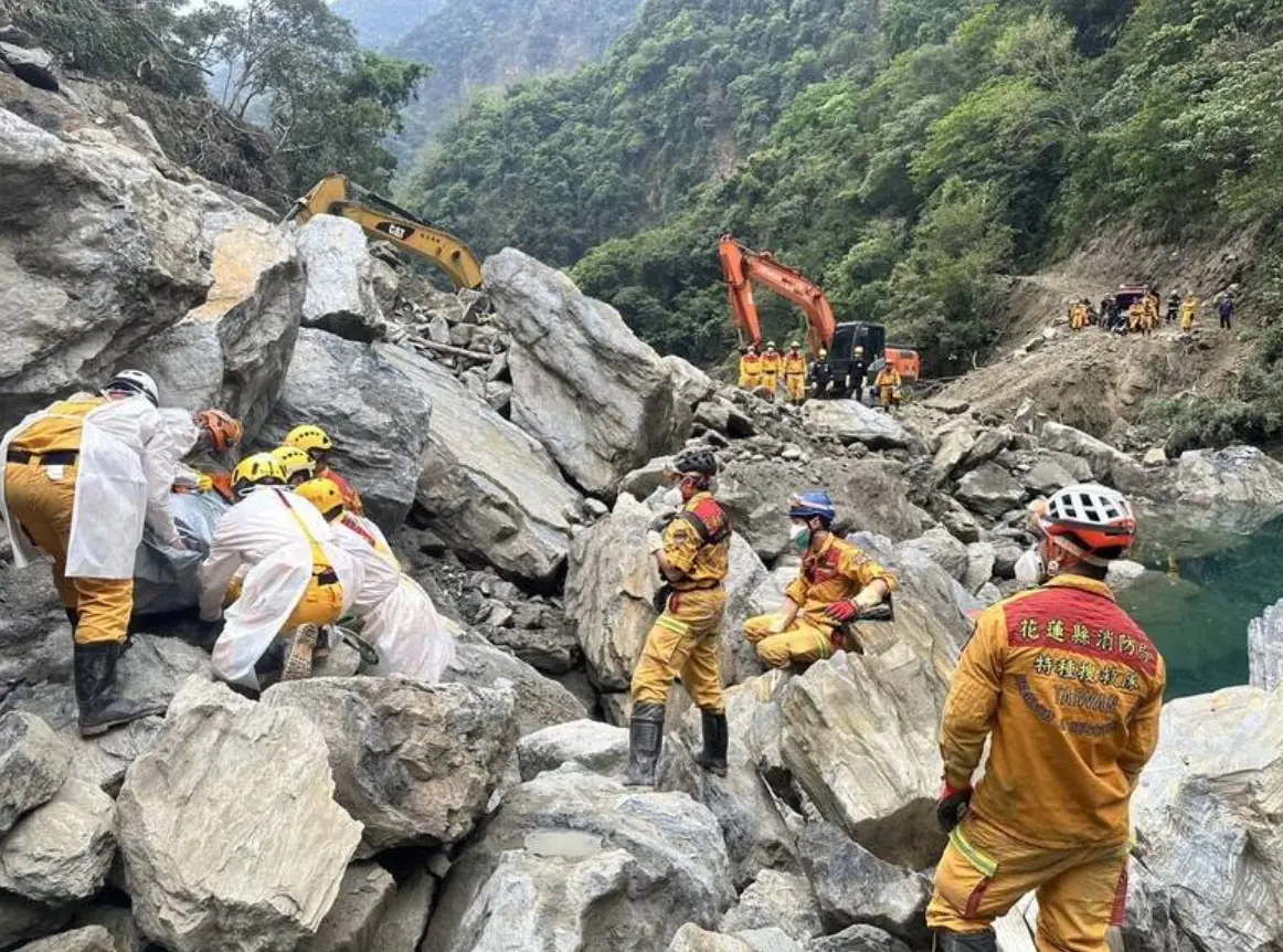 ▲救難隊員今天抵達砂卡礑步道，並先後找到2具遺體，稍早又傳出疑似在巨石下找到第3具遺體。（圖／翻攝畫面）
