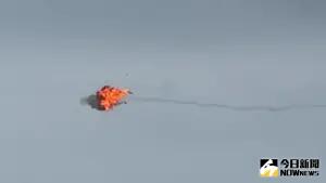 ▲軍方在屏東滿州港仔沙漠發射橘紅色靶機後，射擊刺針防空飛彈成功擊落。（圖／記者莊全成攝，2024.04.10）