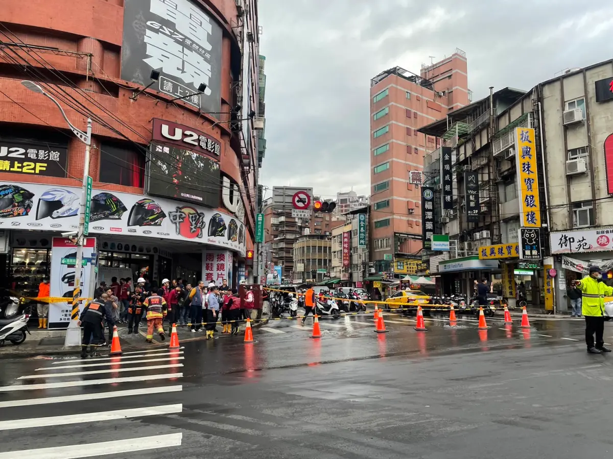 ▲新北市板橋區館前西路、南雅南路口，今（10）日下午突然發生水管破裂。（圖／翻攝畫面）