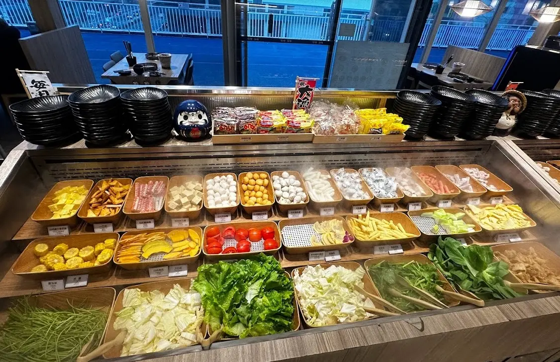 ▲一間名為「涮樂和牛」的火鍋吃到飽店家引起老饕注意，平日午餐只要549元就能享用安格斯黑牛吃到飽。（圖/涮樂和牛Google評價）