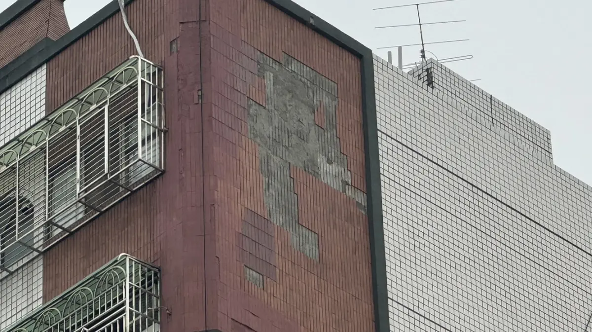 ▲地震後台中市「大里京華大樓」牆壁磁磚大面積掉落。（圖／台中市議員張芬郁提供，2024.04.10）