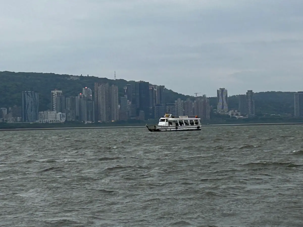 ▲淡水藍色公路接駁船擱淺，53人受困船上，消防警戒中。（圖／翻攝畫面）