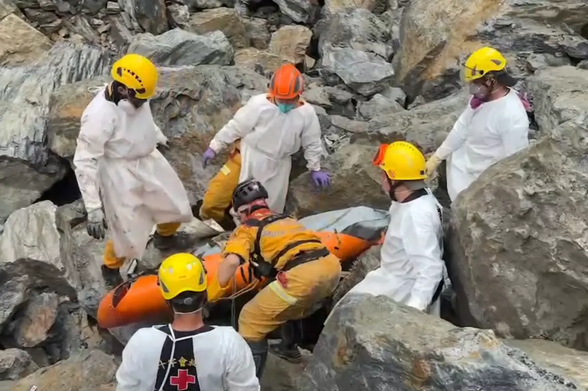 ▲救難隊員今天抵達砂卡礑步道，稍早找出第五具遺體，游姓一家五口疑全數尋獲。（圖／翻攝畫面）