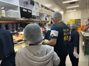 ▲衛生局接獲通報後隨即派員前往該店進行稽查,並依據食品良好衛生規範準則進行查核,現場見排油煙罩有灰塵及烘碗機有裂縫等缺失 ▲衛生局接獲通報後隨即派員前往該店進行稽查,並依據食品良好衛生規範準則進行查核,現場見排油煙罩有灰塵及烘碗機有裂縫等缺失