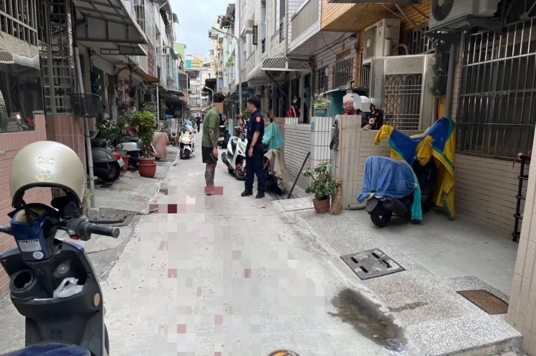 ▲高雄市苓雅區一名黃姓姪子持開山刀砍舅舅，導致透天厝門前血跡四濺。（圖／翻攝畫面）