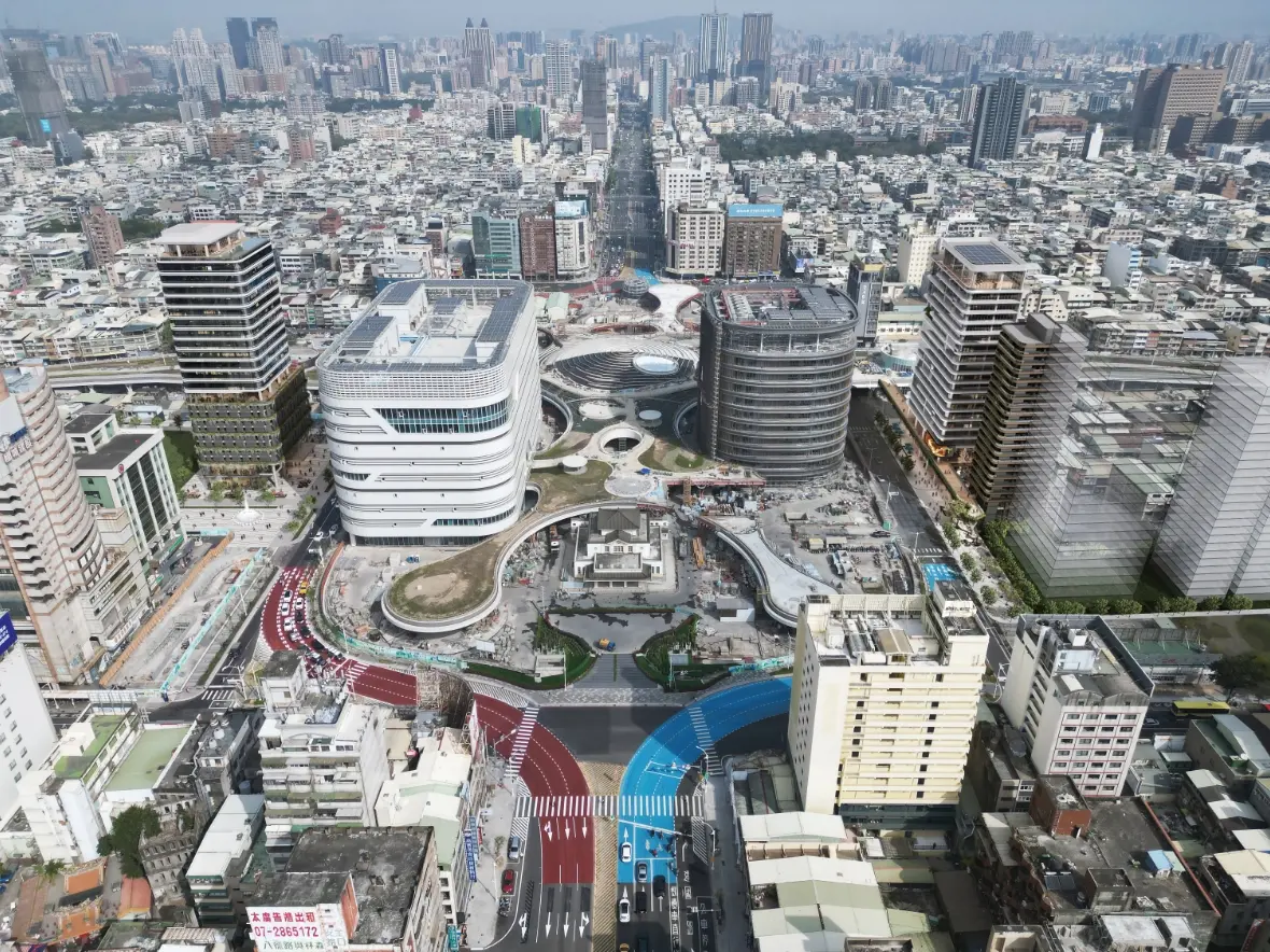 ▲高雄火車站至中央公園一帶，以中山路為縱貫線的零售商圈，受到電商興起影響，生意起起伏伏。市長陳其邁推出「高雄表參道計畫」，獲得周遭商家的肯定。(圖／高市府提供)