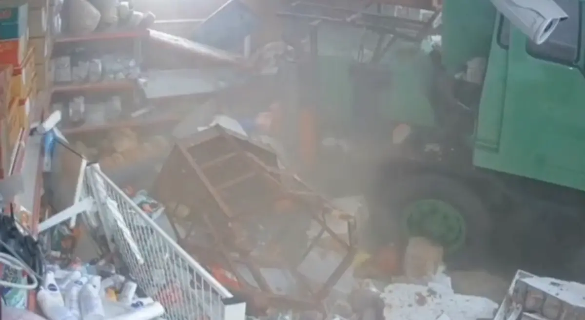 ▲基隆吊車撞進雜貨店，撞擊瞬間曝光。（圖／翻攝畫面）