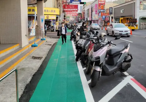 ▲逢甲商圈福星路上，在2024年就有開始劃設綠色人行道，且還讓「機車」保護行人。（圖／取自Cheap臉書）