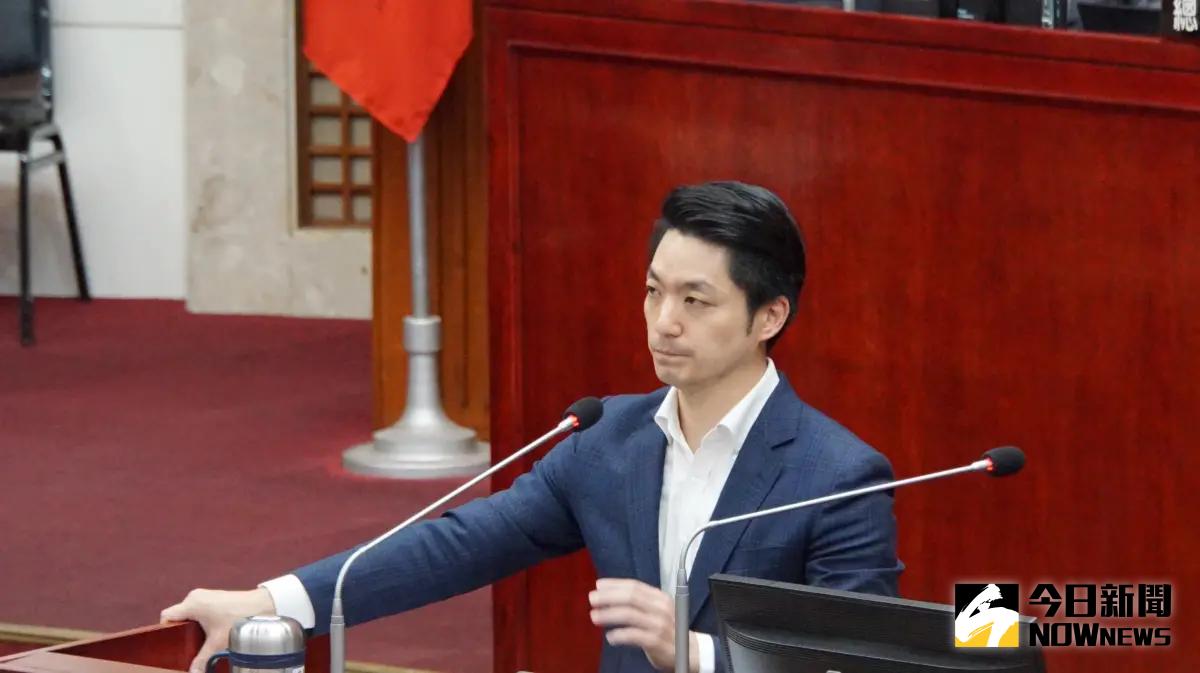 ▲台北市長蔣萬安赴市議會就「出養童遭居拖人員虐待案檢討及策進作為、寶林茶室中毒事件及近期相關食安事件」進行專安報告。（圖／記者呂炯昌攝，2024.04.11）