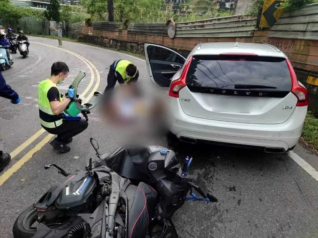 ▲新北市新店區安康路三段驚傳重大車禍，一輛騎車雙載的男女，24歲男騎士命危、後座女乘客受困車底骨折。（圖／翻攝畫面）