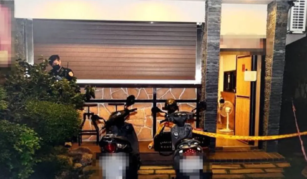 ▲36歲許姓男子疑與父母爭看電視爆發口角，一時情緒失控，竟持長約7公分水果刀砍殺雙親，68歲許母當場失去生命跡象，送醫搶救仍因傷勢過重宣告不治。（圖／翻攝畫面）