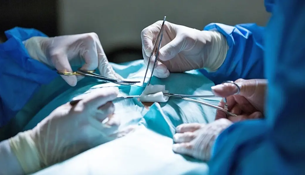 ▲高雄市立民生醫院發生「開錯刀」烏龍疏失，副院長張科出面說明，指出此次醫療疏失，為主治醫師未按照開刀流程SOP，院方經開會後決議，主治醫師記過2次。（示意圖／翻攝pixabay）