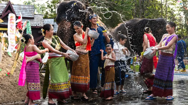 ▲泰國即將迎來潑水節。圖為曼谷近郊的古都大城，當地可以和大象互相噴水祝福。（圖／Pixabay）