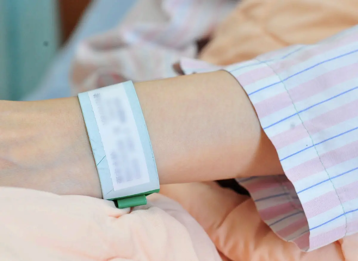 ▲黃男堅稱照片不是自己拍攝，卻無法透露拍攝者是誰，僅說是群組看到，23日晚間被帶往北檢，檢方複訊後諭令以10萬元交保。（示意圖，非當事照片／翻攝慈濟醫院住院手冊）