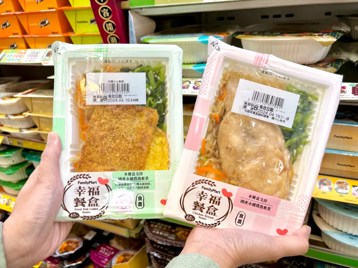 ▲「全家」幸福餐盒有白帶魚排、雞胸肉2款，大份量主餐搭4道配菜，60元超值開賣。（圖／全家提供）