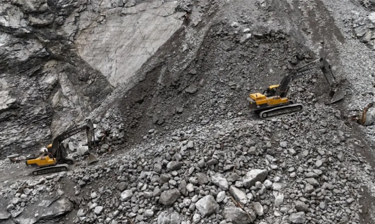 ▲下午搜尋新加坡夫婦時，步道2.2k發生落石差點打到搜救犬，搜救隊決定暫時停止搜救行動，待現場情況允許再繼續搜尋。（示意圖／翻攝畫面）