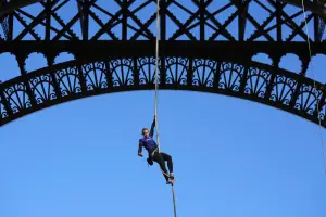 法國女勇破世界紀錄！垂直繩索攀爬巴黎鐵塔　18分鐘爬110公尺　
