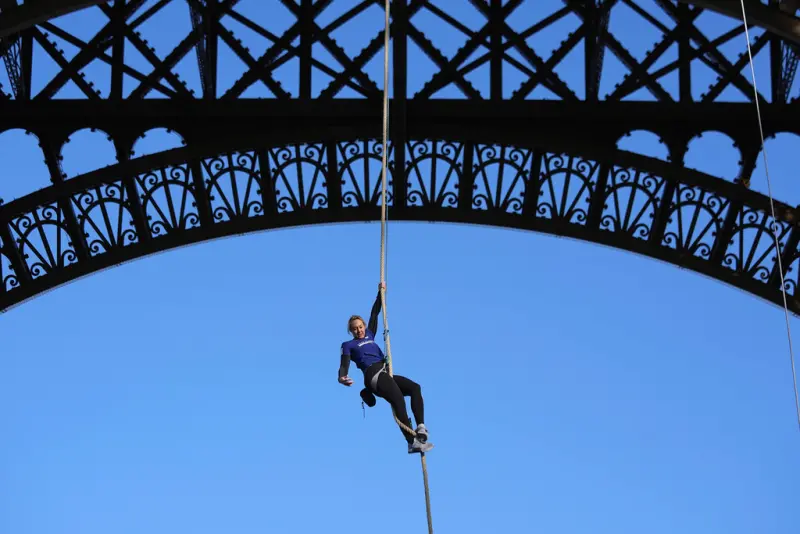 ▲34歲的法國女子運動員安諾克（Anouk Garnier），週三挑戰用繩索垂直攀爬艾菲爾鐵塔（Eiffel Tower），順利在18分鐘內攀爬了110公尺的高度，打破世界紀錄。（圖／美聯社／達志影像）