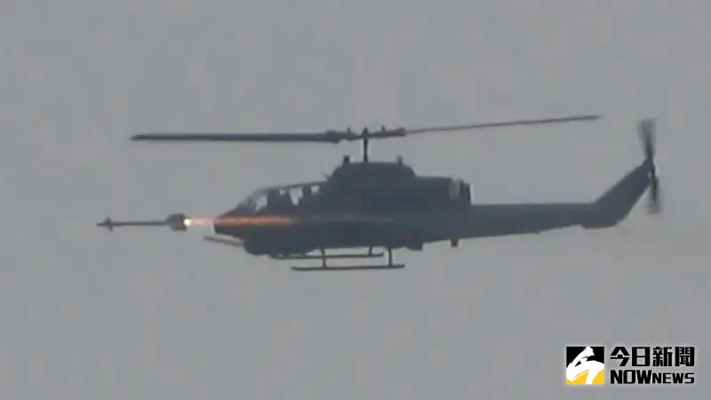 ▲陸軍航空特戰指揮部602旅「神鷹操演」，AH-1W眼鏡蛇攻擊直升機發射響尾蛇飛彈進行實彈射擊。（圖／記者莊全成攝，2024.04.11）