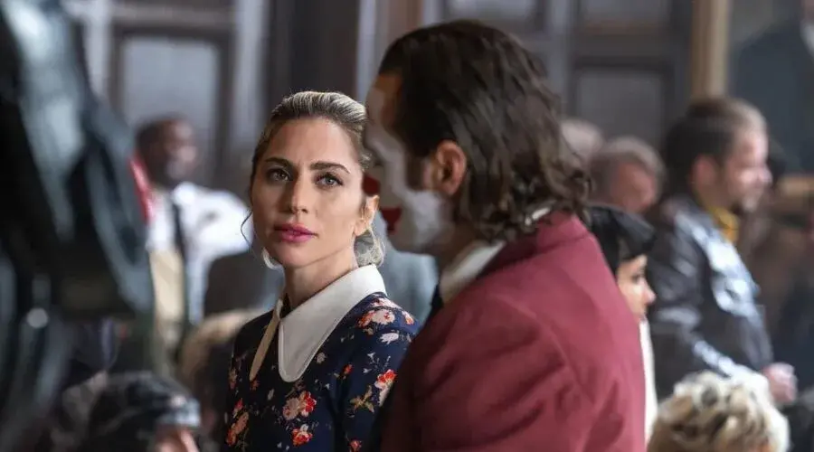 ▲女神卡卡版的小丑女相較於原本更加瘋狂，新作推翻舊版人設，將在《小丑：雙重瘋狂》中與小丑大跳病態歌舞劇。（圖／華納兄弟提供）