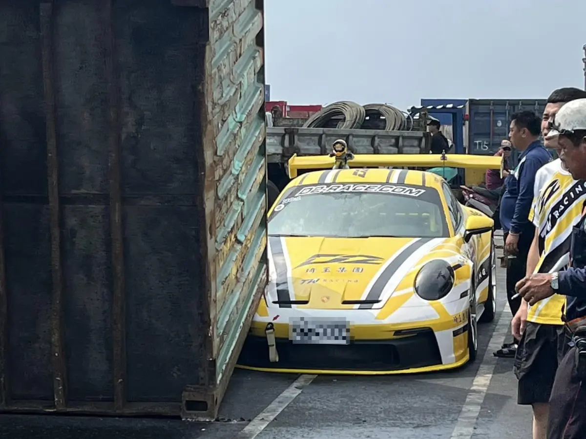 ▲廖老大旗下D2車隊的保時捷992GT3賽車，今天在澎湖港口意外遭貨櫃砸中。（圖／翻攝畫面）