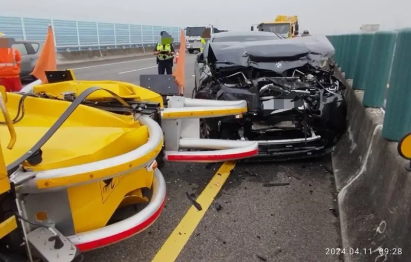 ▲黃姓男子（45歲）駕駛BMWX4行經國道3號時，意外追撞緩撞車，導致車頭嚴重損毀。（圖／翻攝畫面）