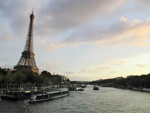 ▲2024巴黎奧運將在塞納河舉辦水上開幕式，到時候將有100多艘船，載著選手和官員航行塞納河出場，觀眾也同時可以一飽巴黎塞納河風情。(圖：維基百科)